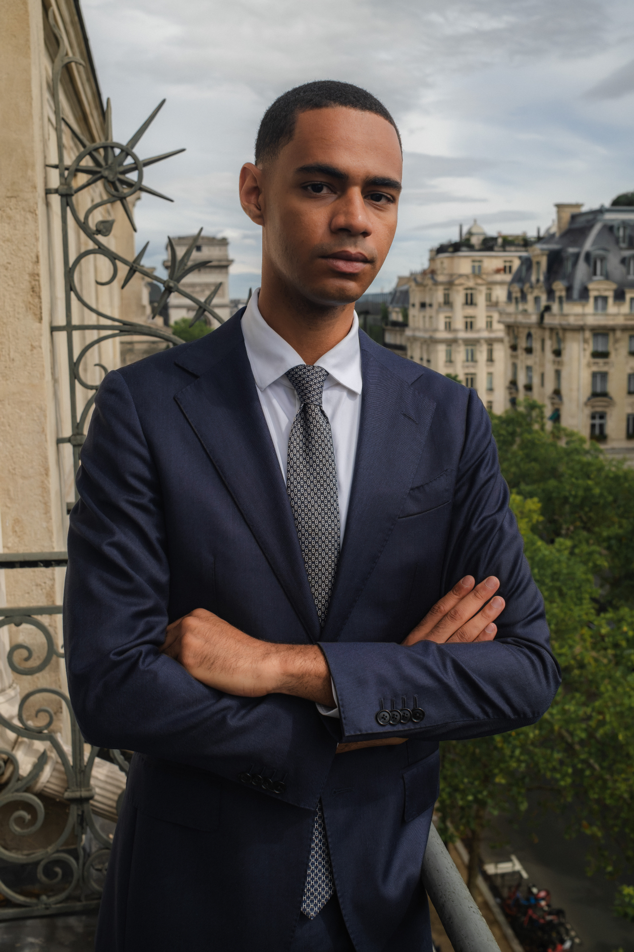 Portrait en noir et blanc d'Enzo Gebel, fondateur et gérant de Racines Private Office